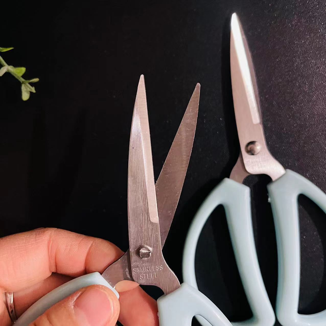 【 Zone 2-8 】 Small blue Scissors 900 yuan per piece. Small blue scissors, plastic scissors, paper-cutting, office cutting, sewing, hand scissors, business opening scissors, daily household scissors, 2 yuan per batch pic 6