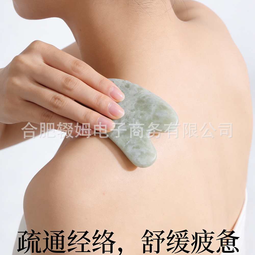 天然岫玉甲翠绿玉石刮痧板按摩器心形板五齿梳全身经络按摩美容详情12