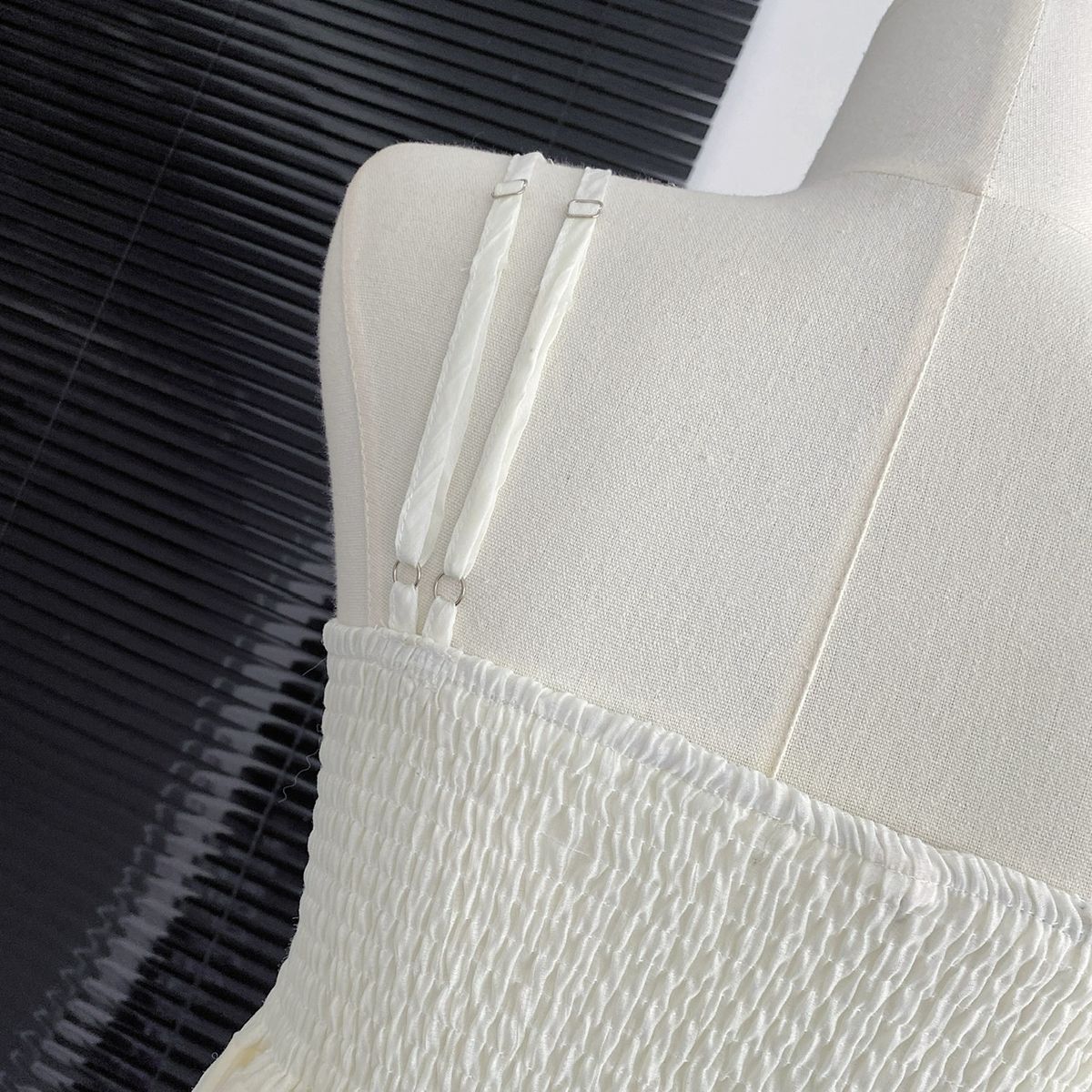 女装法式白色吊带长裙夏新款2024气质收腰显瘦纯色礼服超仙连衣裙详情7