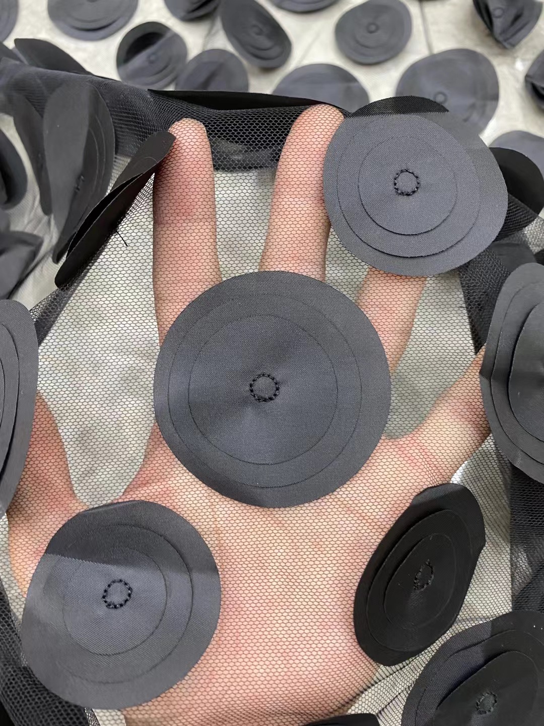 欧洲站激光立体刺绣面料多色网纱圆圈绣花布时尚女装连衣裙面料详情12