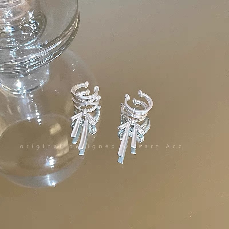 The matte bow ear bone clip with a touch of light luxury and high-end feel is a bestseller for Spring/Summer 2024. It is a niche accessory with no holes and a high-end feel pic 4
