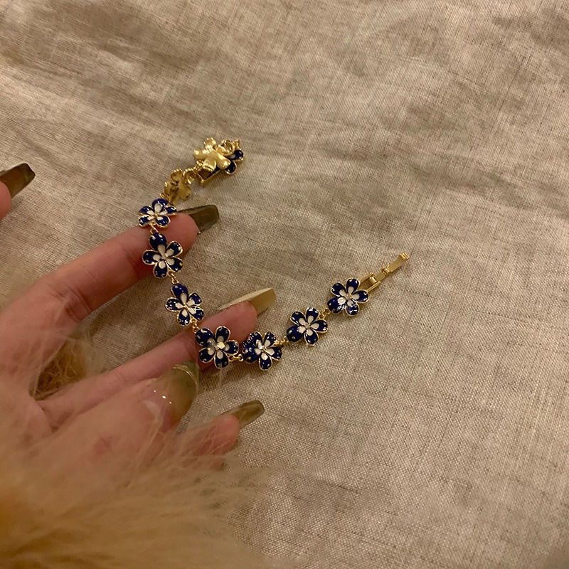 High-appearance-level vintage light luxury niche retro exquisite bracelet, best friend jewelry, flower design jewelry pic 3