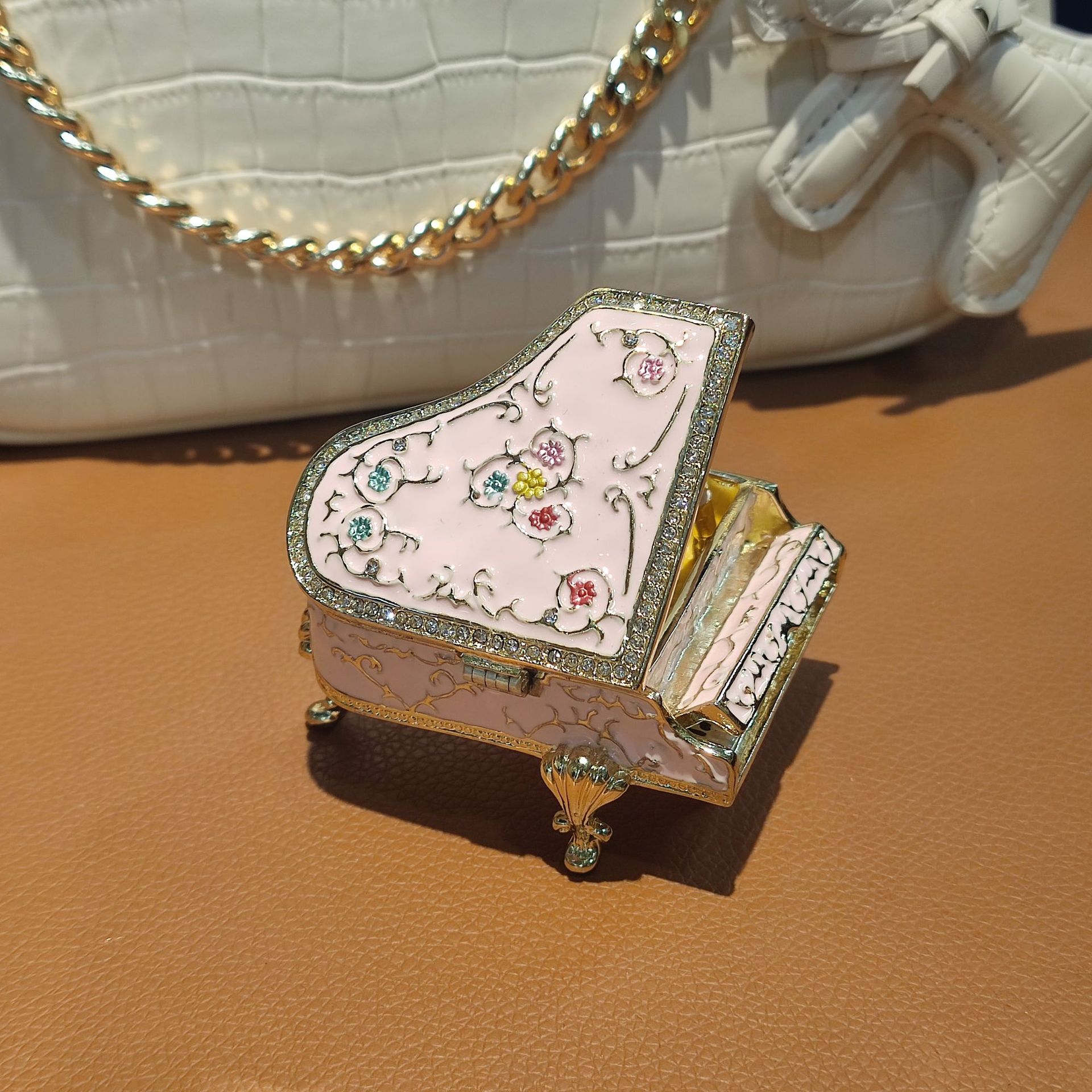 Metal enamel painted and diamond-encrusted piano small ornaments for sale, wholesale of small gifts, creative home desktop, light luxury decoration pic 8