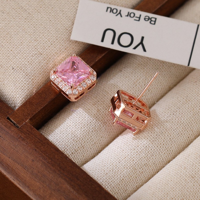 Sweet and cool style three-dimensional cube sugar irion-dollar ear studs, high-end design for women, niche fashion, gentle temperament, wholesale of earrings pic 9