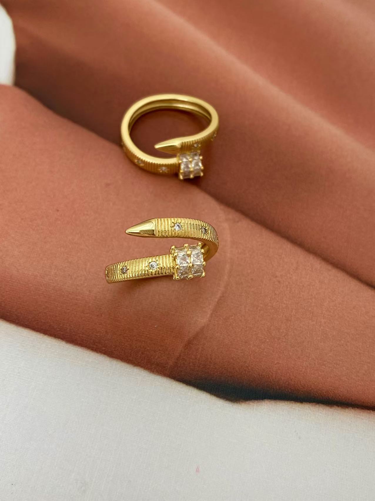 Court style retro brushed bracelet ring, niche light luxury high-end bracelet, gold 瓖 diamond buckle bracelet manufacturer pic 7