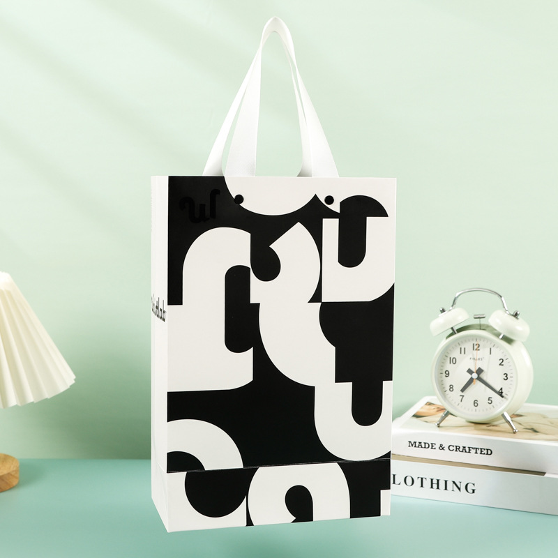 Hand-held paper bags are available for wholesale, including gift shopping bags, clothing bags, gift bags, cosmetics and jewelry bags. Logos can be printed pic 13