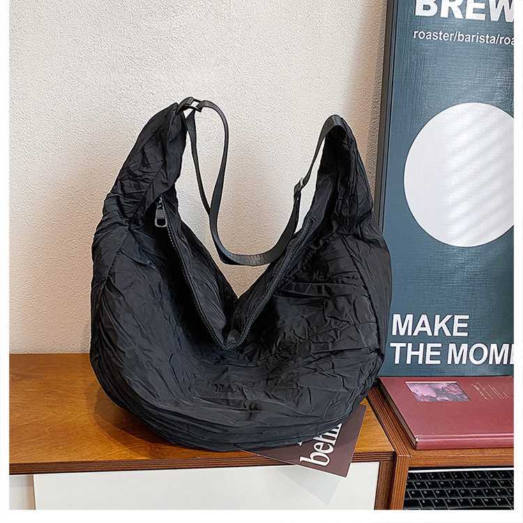 新品褶皱半月包简约时尚斜挎包大容量潮搭单肩包慵懒风都市休闲包详情50