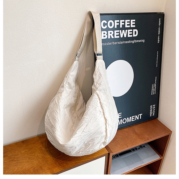 新品褶皱半月包简约时尚斜挎包大容量潮搭单肩包慵懒风都市休闲包详情24