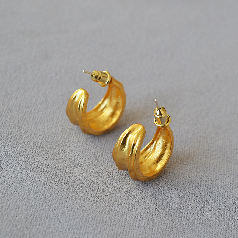 法式小众复古黄铜镀金手工感不规则砂岩颗粒面925银针C字耳钉耳饰详情6