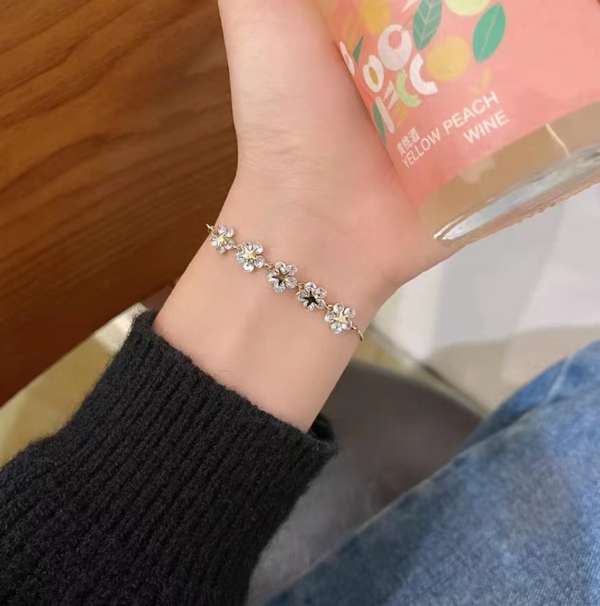 Korean petal high-end bracelet, female Internet celebrity bracelet, student best friend, Korean version simple Instagram niche design, personality pic 5