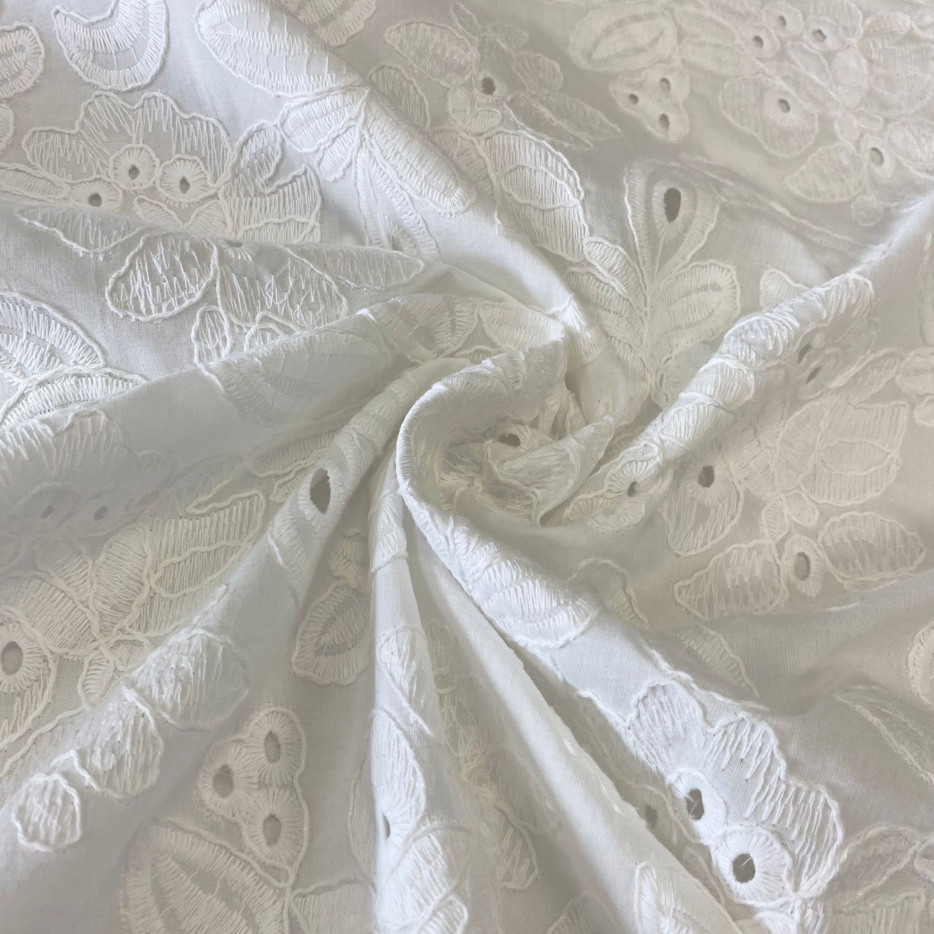 现货镂空绣花面料连衣裙打孔绣花布棉布大机绣花布全棉平绣花详情9