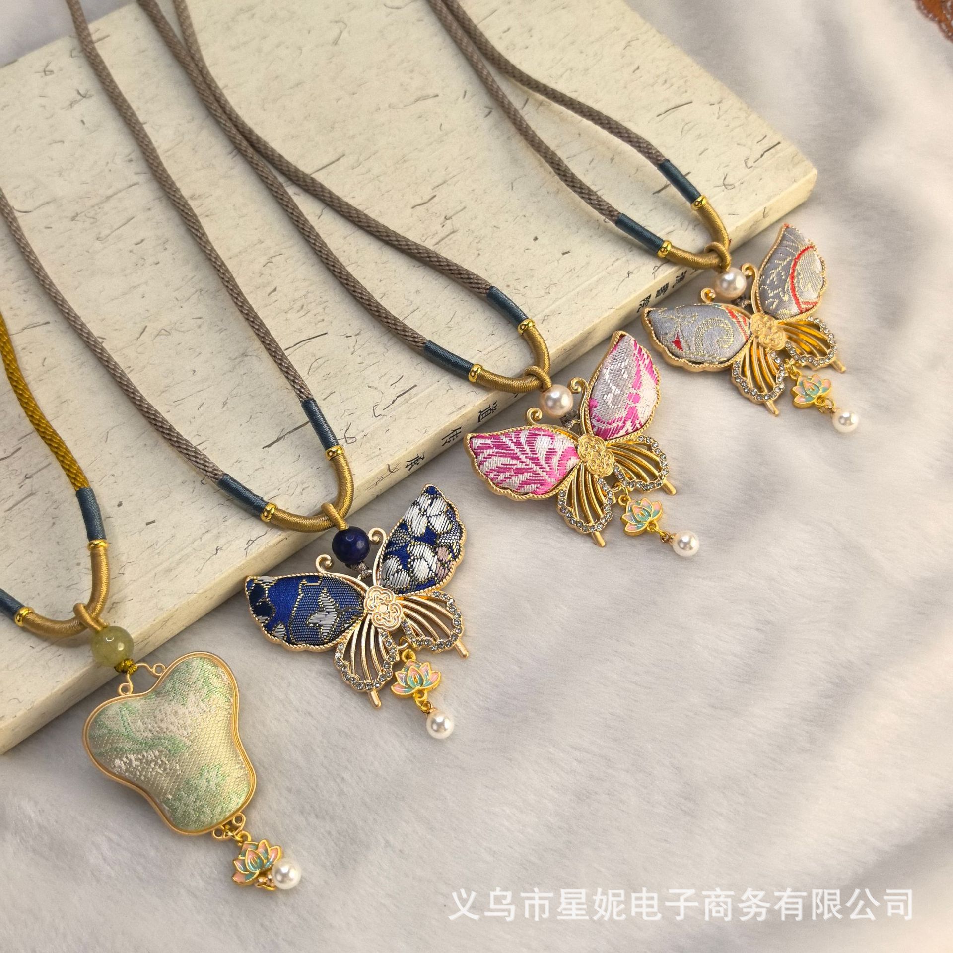2026新款宋锦蒲扇蝴蝶吊坠莲花珍珠项链 简约休闲棉麻服饰配饰详情12