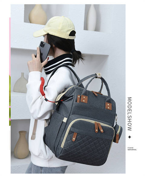 跨境专供高级感妈咪包大容量轻便母婴床包挂童车多功能手提双肩包详情24