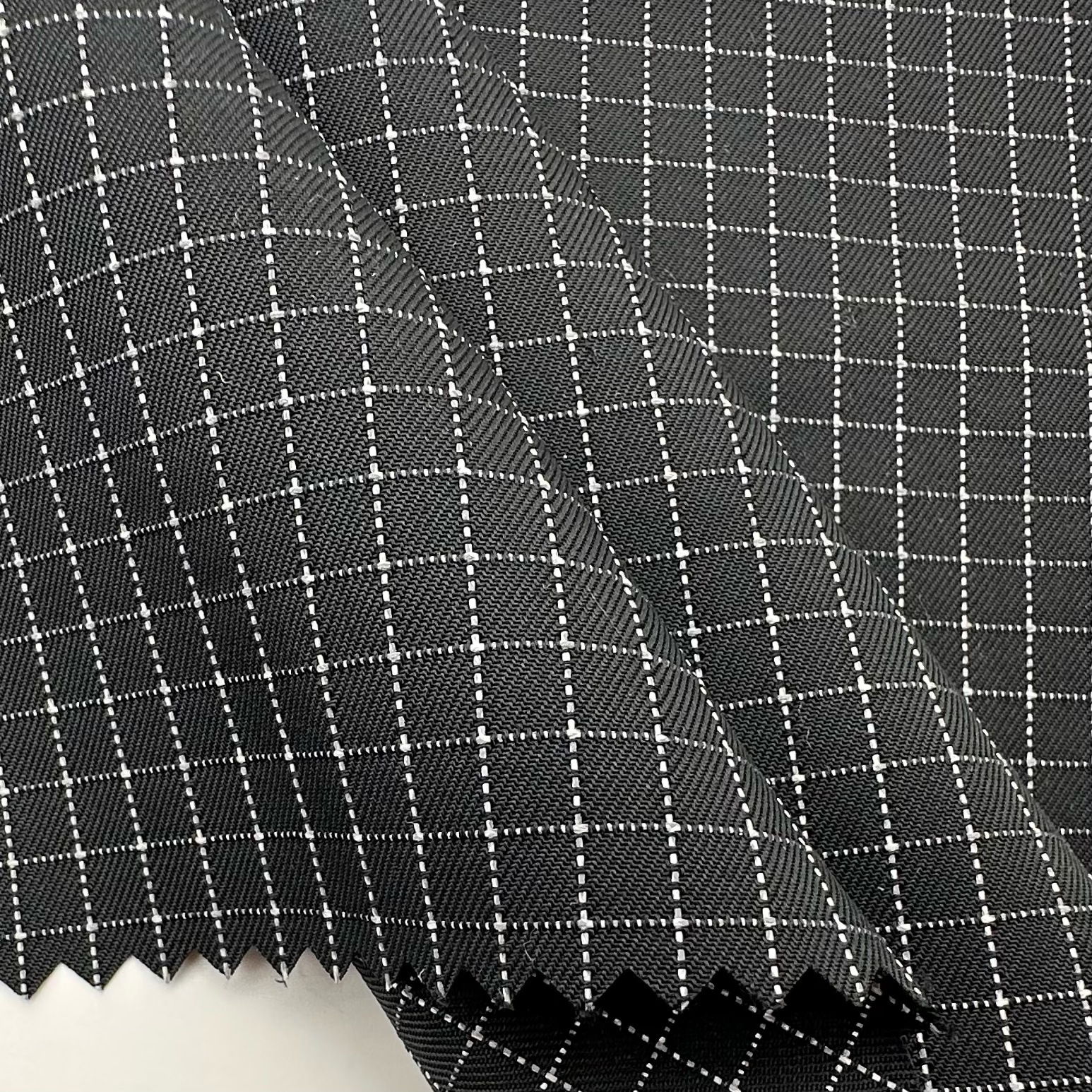 新品50D+反光丝夜晚超亮5MM方格子色织斜纹箱包机车服涤纶面料详情7