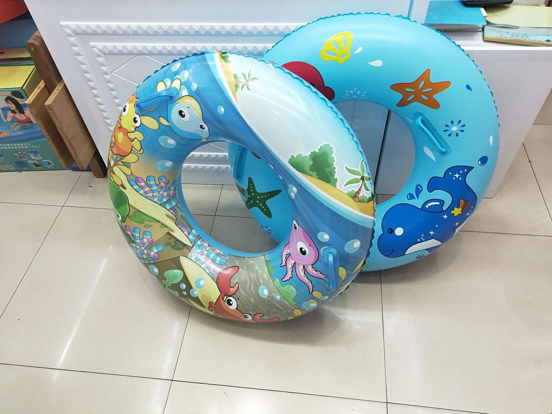 厂家直供新款成人充气游泳圈90cm带手柄水上救生圈卡通气模玩具畅销款详情6
