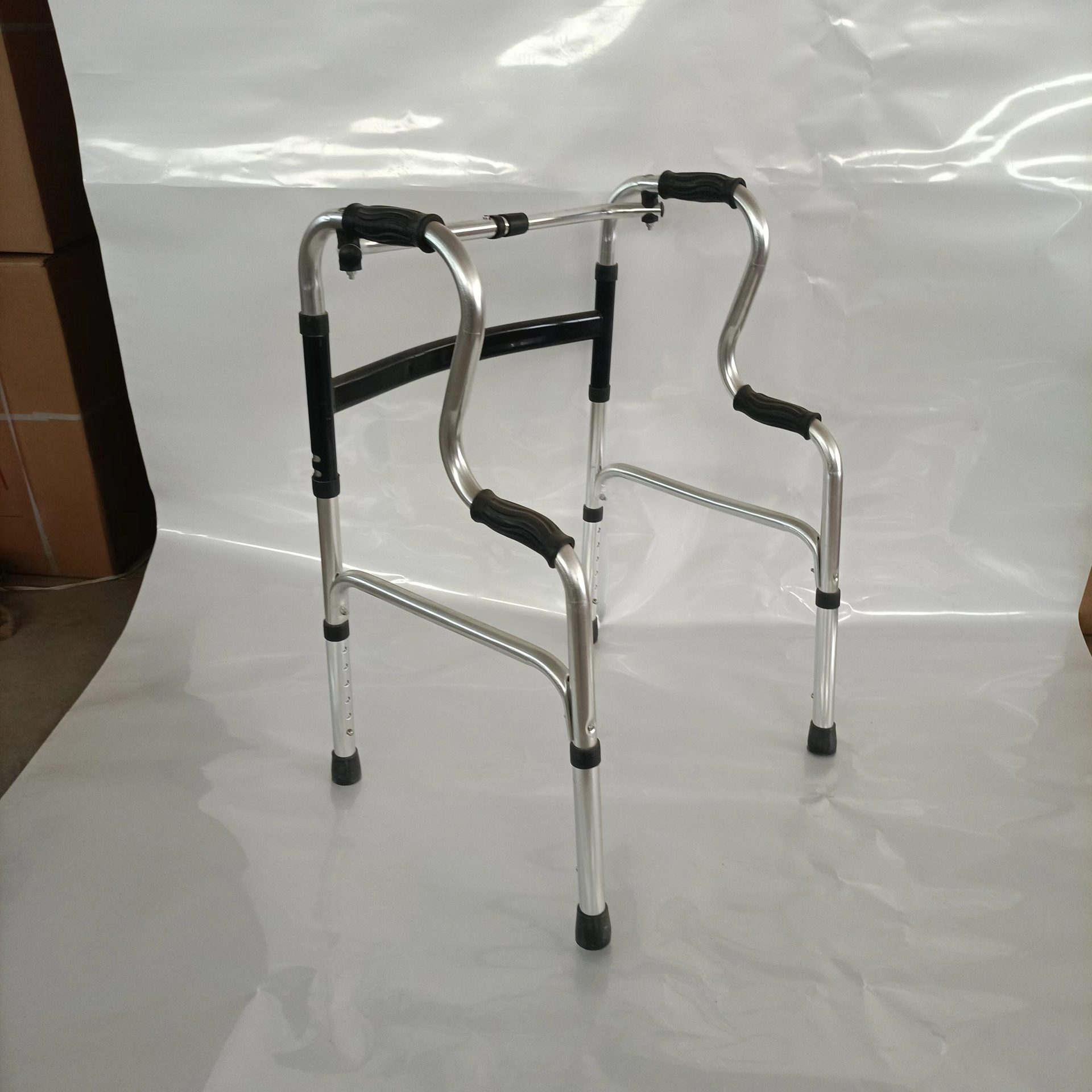 Wholesale aluminum alloy elderly walkers, double-bend walkers, stainless steel assistive walkers, crutches and health care equipment accessories from the manufacturer pic 6