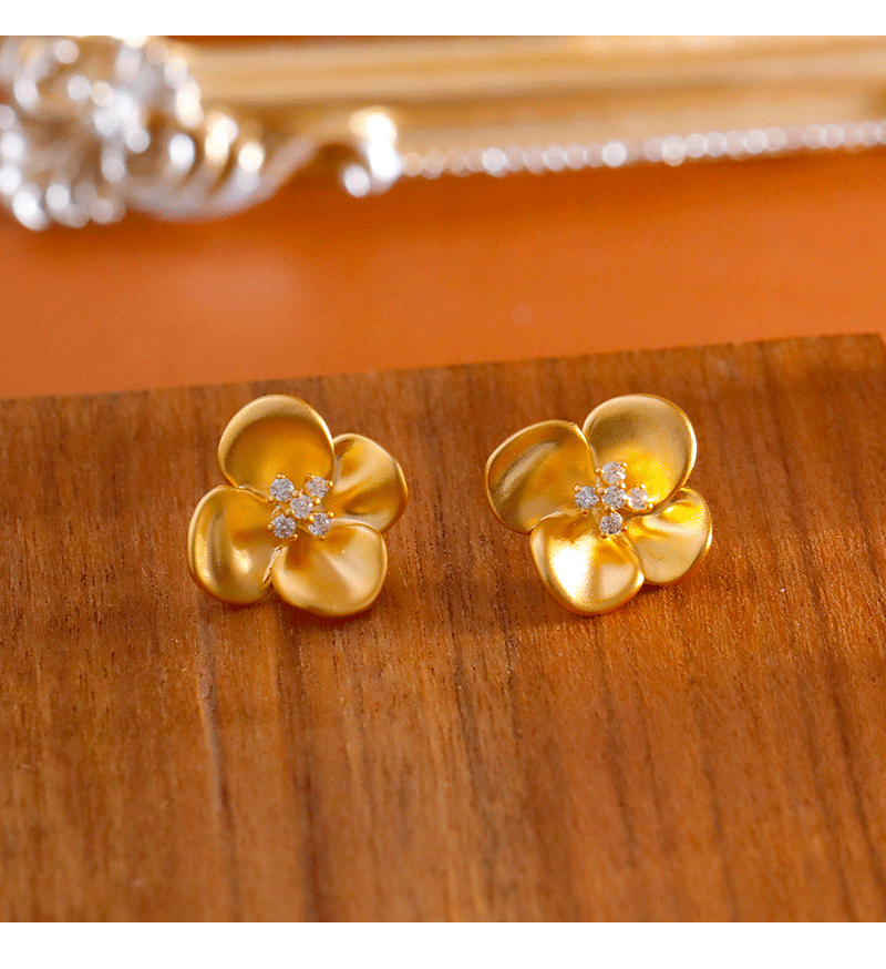 Hyacinth retro Hong Kong-style three-dimensional zirconia flower earrings, niche design sense, light luxury stud earrings, fashionable and elegant, round face earrings, copper-plated matte gold pic 5