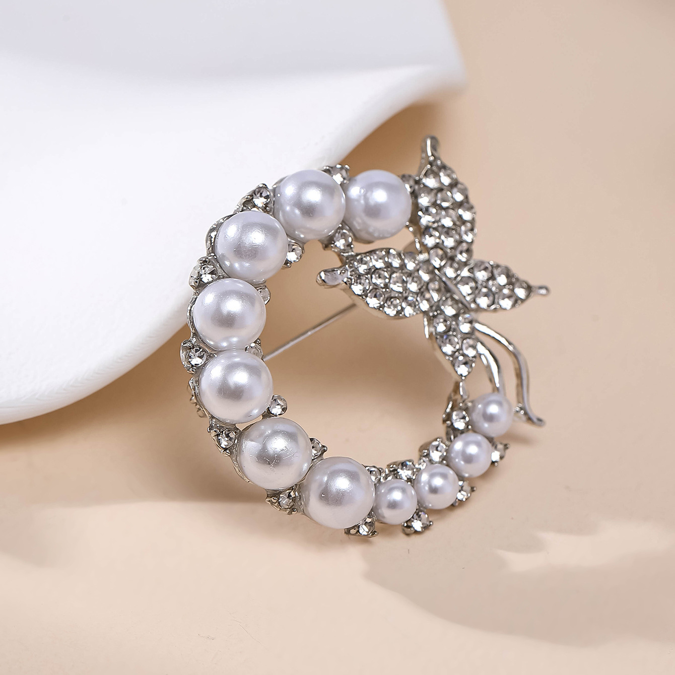 Creative camellia flower shell brooch, coat suit brooch clasp, new fashionable clothing pin with accessory brooch pic 5