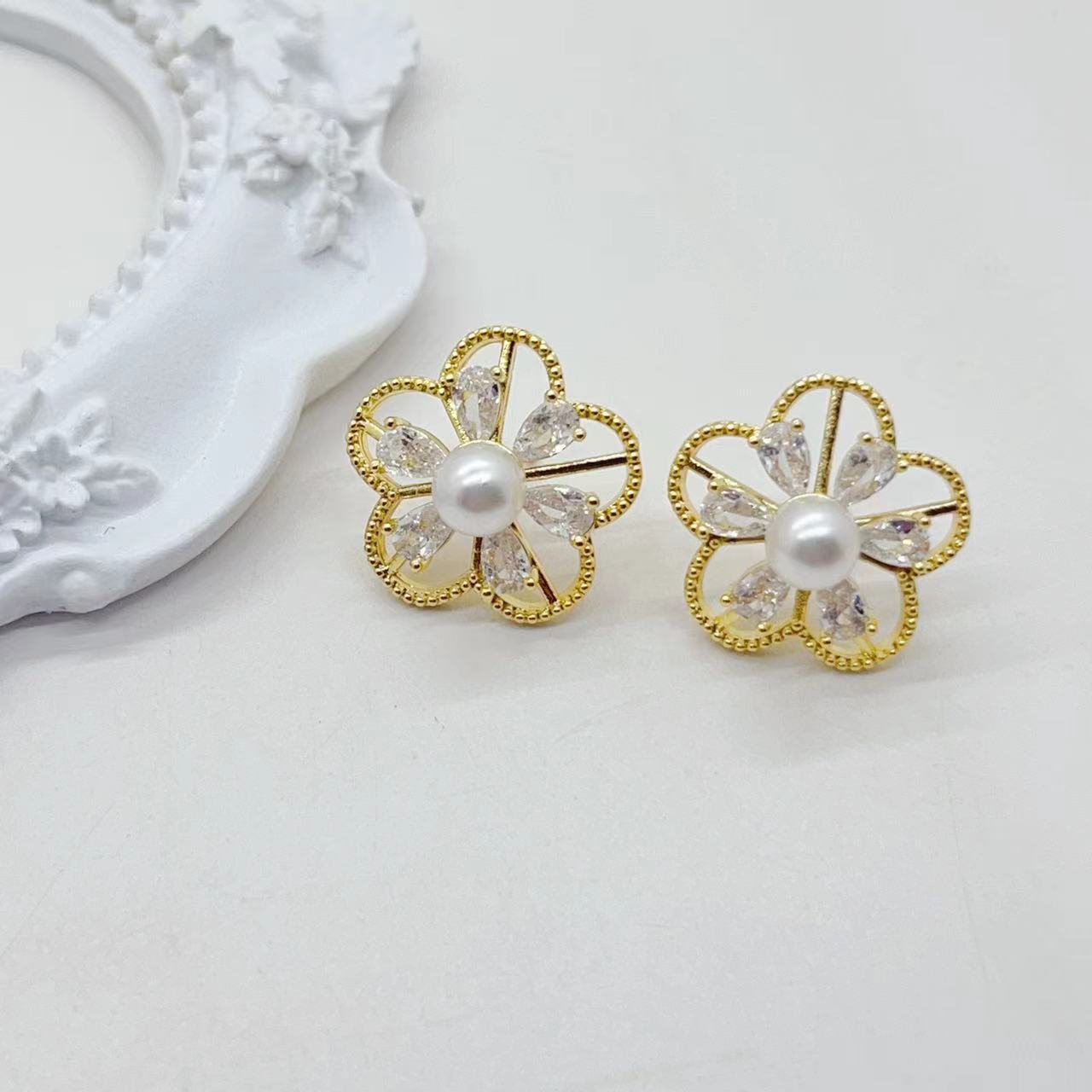 T-square zircon exquisite five-petal flower hollowed-out pearl flower necklace stud set of three accessories, copper-plated 18K color retention pic 7