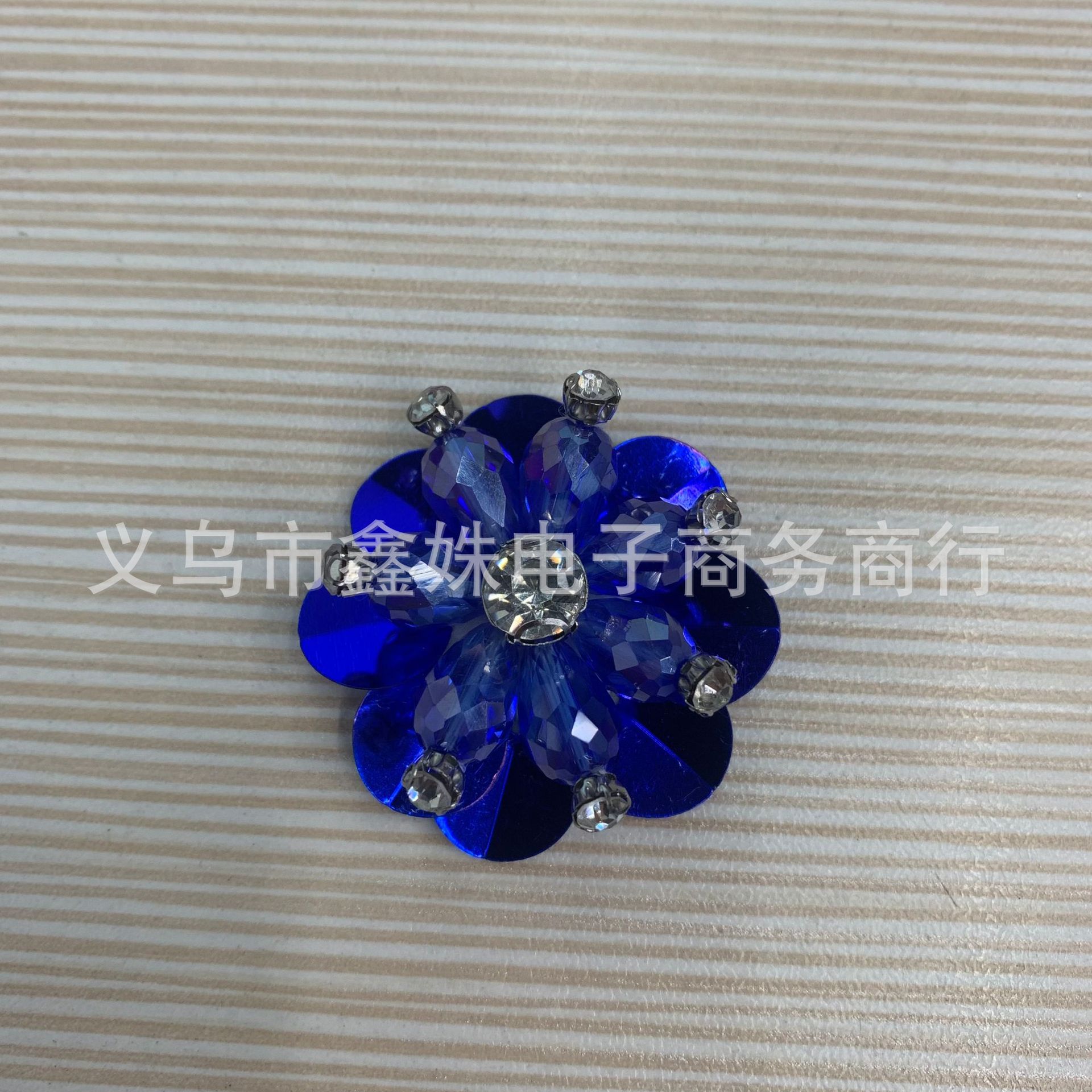 Камелия из гирлянды, гвозди с бусами, аксессуары DIY pic 27
