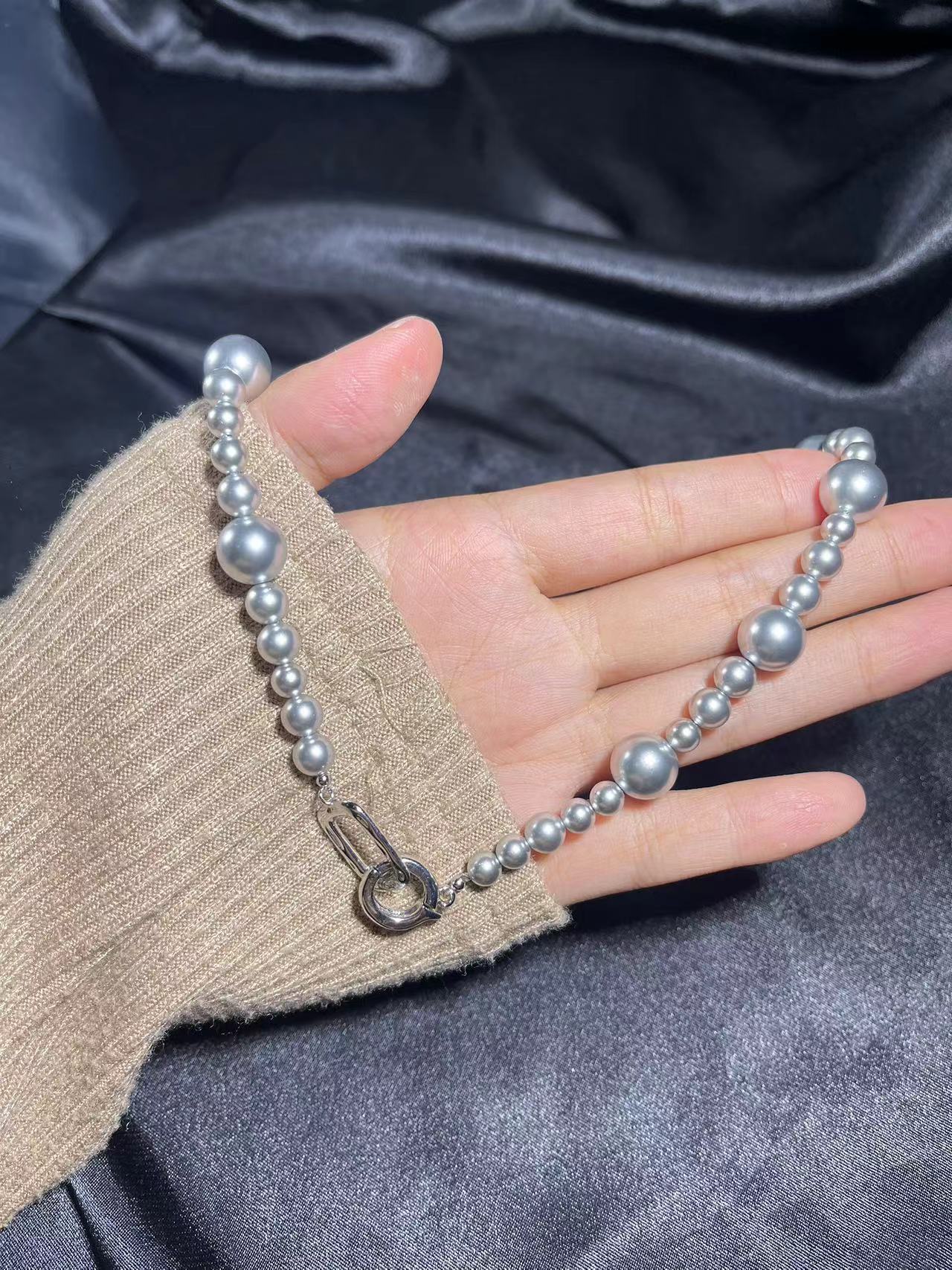 French romance is so abundant. The grey pearl necklaces come in various sizes and are versatile, elegant, trendy and fashionable in the workplace. The collarbone chain pic 2