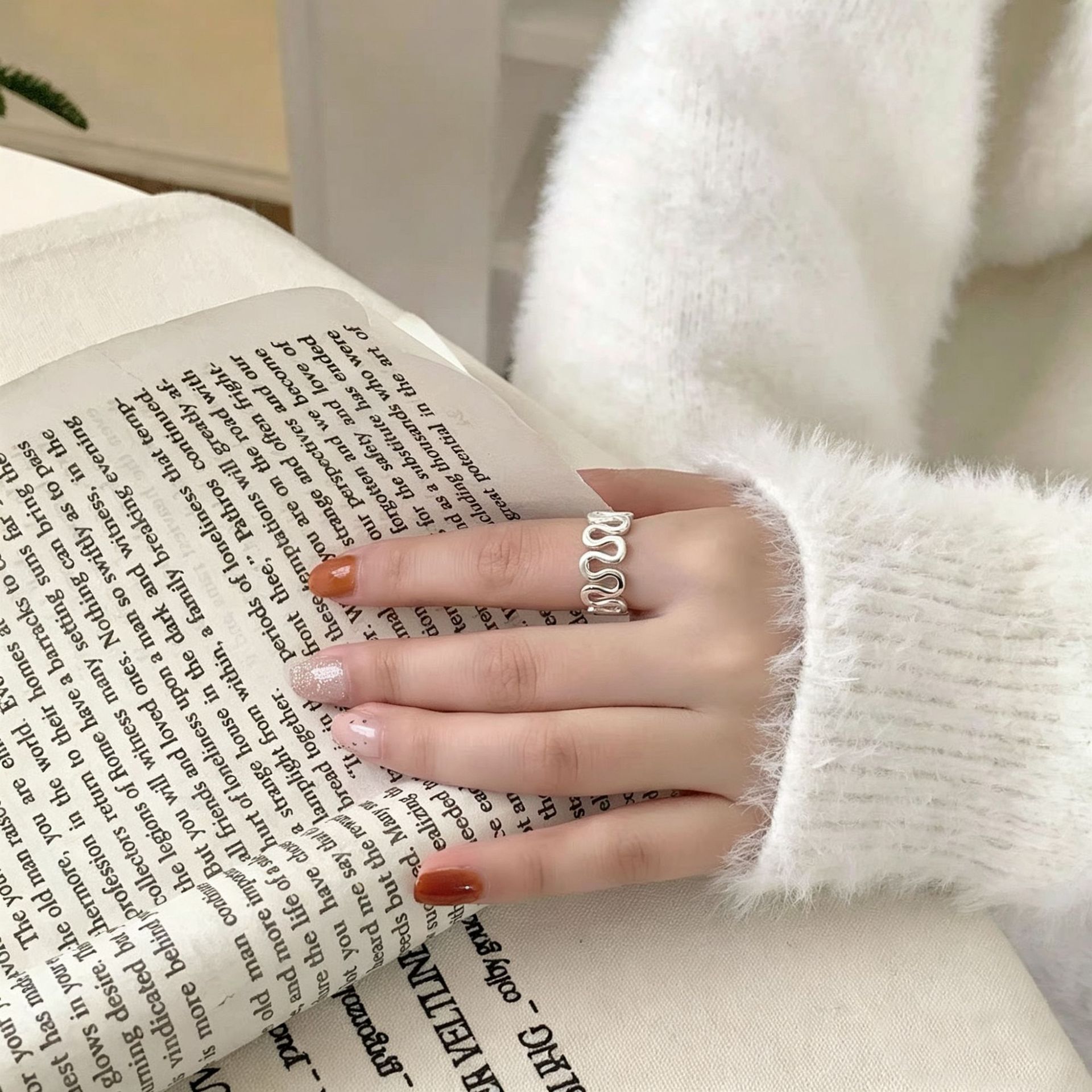 The entire s925 sterling silver wavy ring is unique and stylish for women, versatile for commuting, and features a simple line design with an open ring pic 3