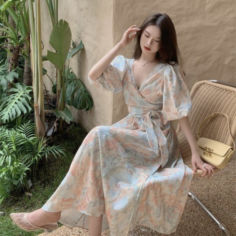 The floral print dress, with a light mature style, exudes a high-end and youthful charm. It features a fashionable design with a cinched waist and straps, making you look like a goddess in summer pic 15