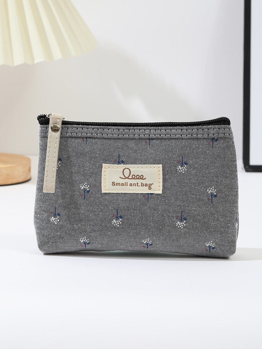 跨境印花帆布化妆包女防水便携ins风字母学生笔袋旅行收纳洗漱包详情4