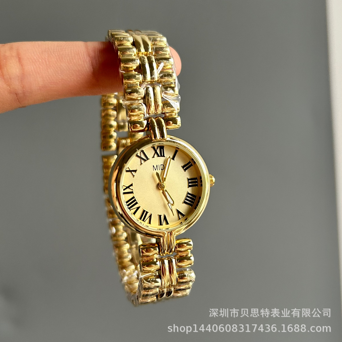 A popular and niche design item in foreign trade, a golden mid-style bracelet watch for women, is light luxury and retro. One-piece consignment service pic 13
