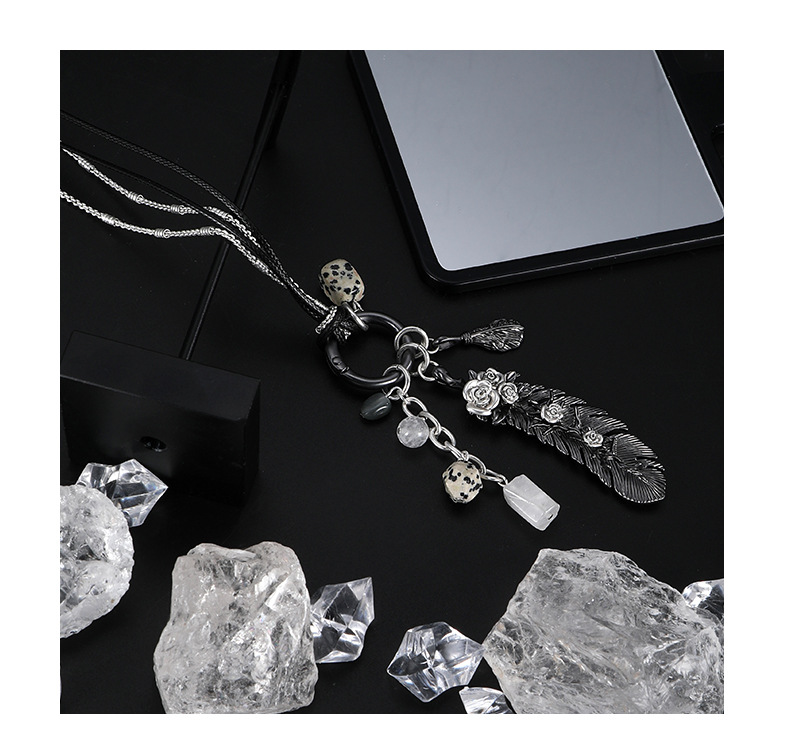 The Dark Feather necklace is a long, original design for women with a versatile commuting style. It is a light luxury, niche, and unique sweet and cool sweater chain pic 10