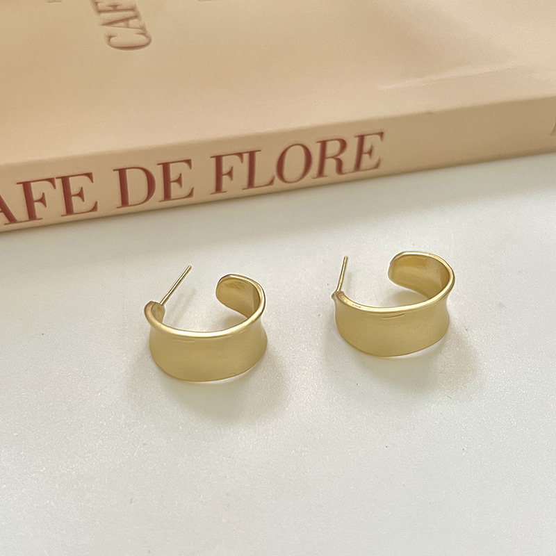 European and American simple and cold style, exquisite matte and frosted C-shaped wide surface, high-end, elegant and individual, irregular stud earrings pic 7