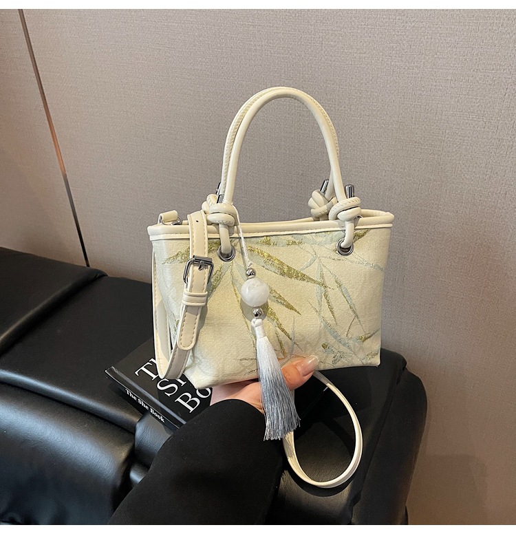 手拎新国潮式刺绣包包女2025春夏新款国风绣花时尚水桶包百搭斜挎包详情15