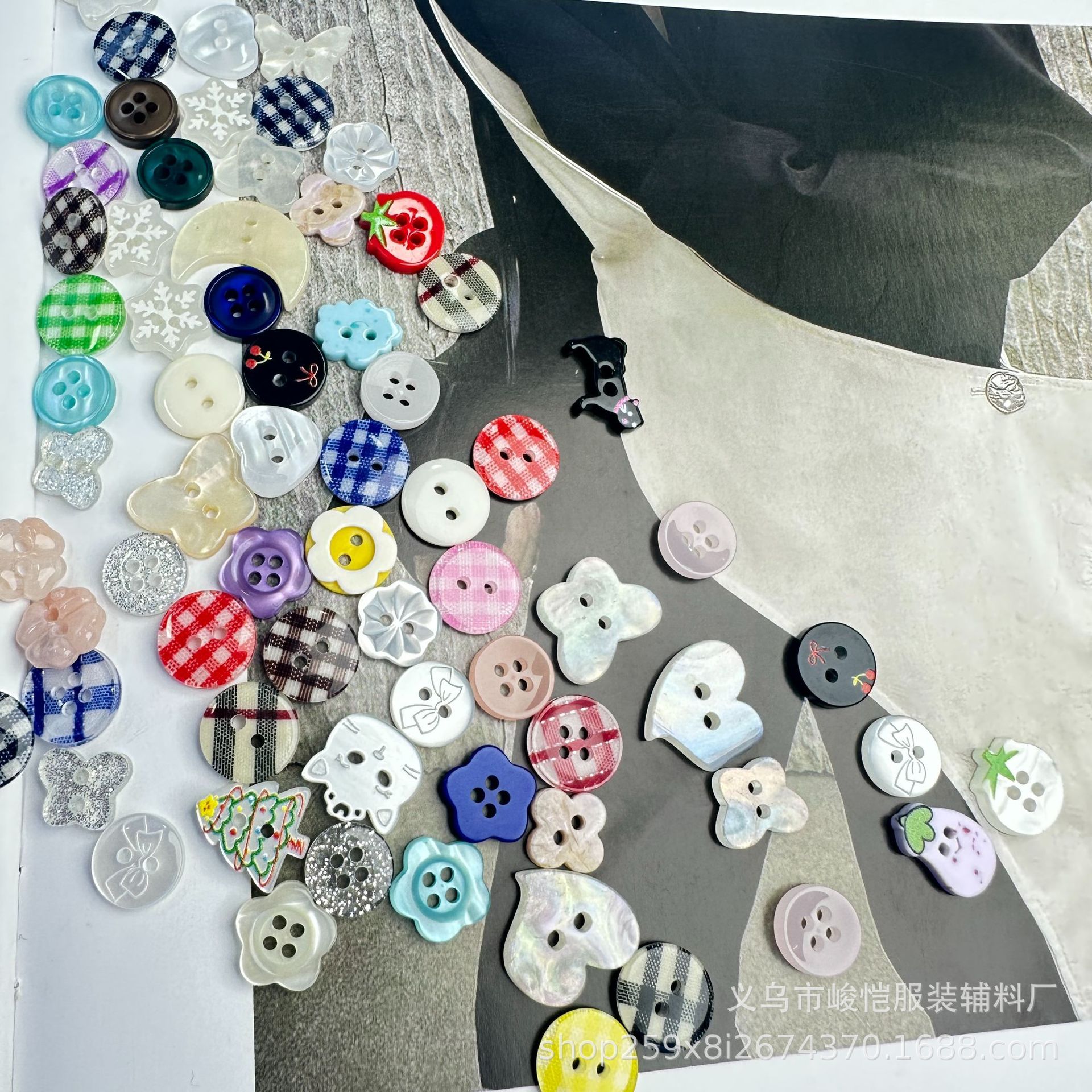 A set of 20 colored buttons, metal four-piece buttons, disc buttons, cufflinks and buttons pic 7