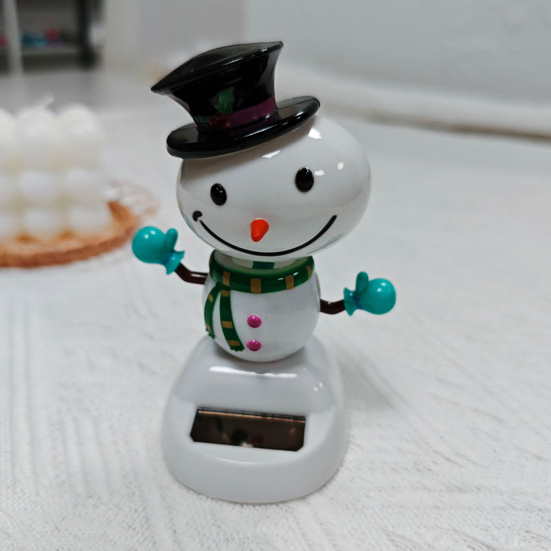 Cross-border new solar automatic rocker, Christmas holiday gifts, black hat, scarf, snowman ornaments are available for wholesale pic 3