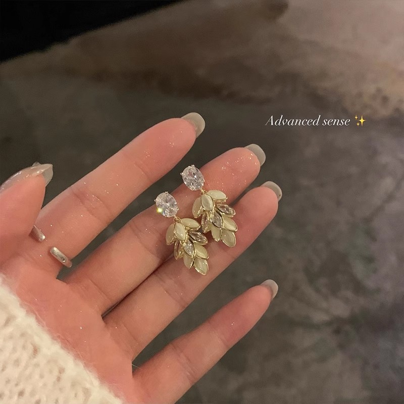 Spring/Summer 2025 fresh and elegant flower earrings for women, a light luxury and high-end look, pearl stud earrings, super fairy-like, versatile and elegant earrings pic 73