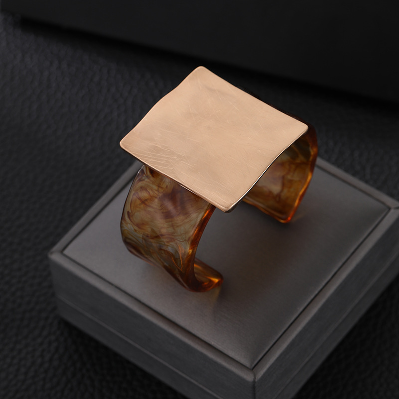 跨境亚马逊热卖欧美原创几何拉丝正方金属高级简约女士大气手镯详情10