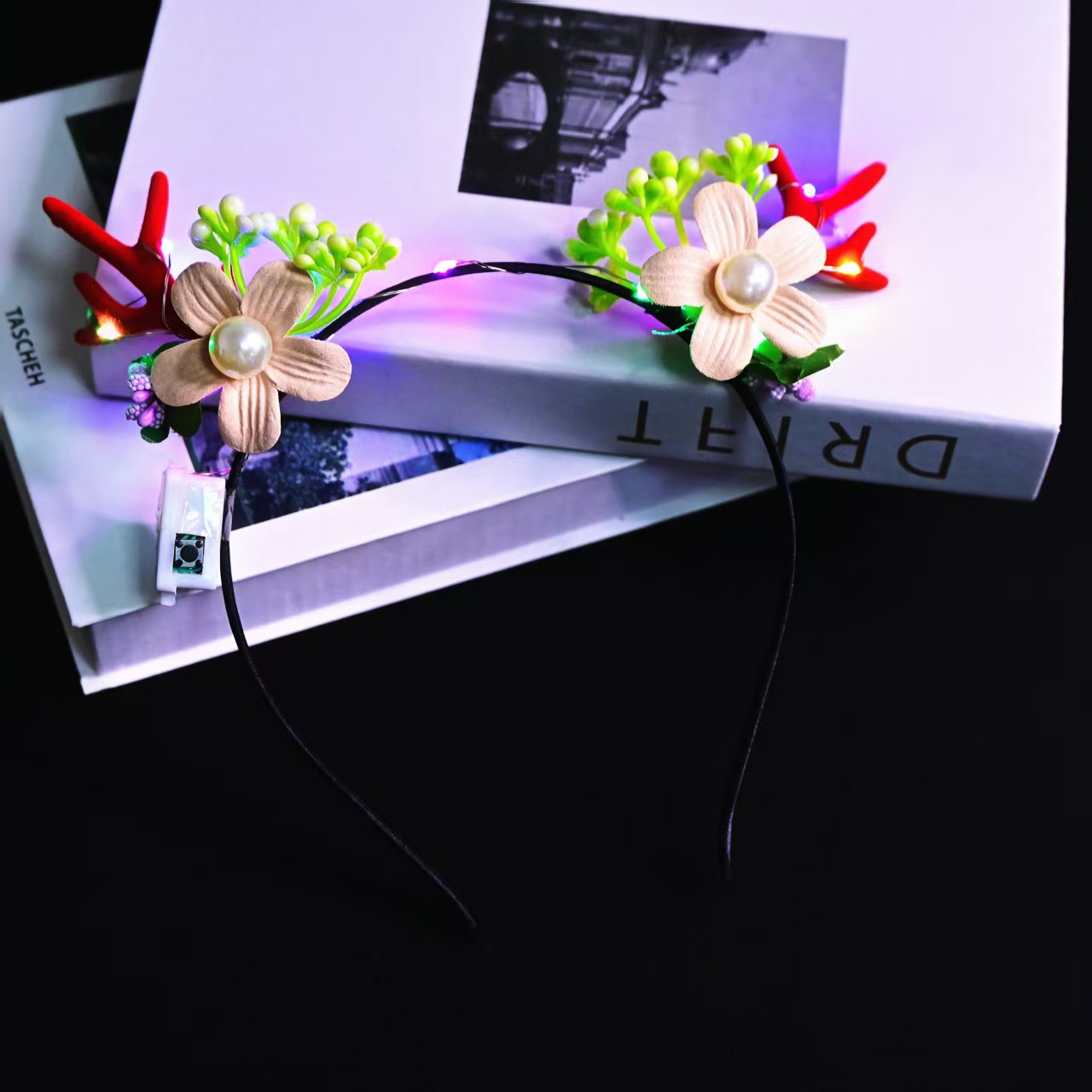 Christmas glowing headwear has become a hit, with the branch antler headband and the elk headband selling well at the winter night market pic 6