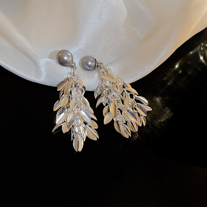 A pair of cold metallic leaf tassel imitation pearl silver needle earrings, a unique style, a high-end and elegant earpiece for women pic 8