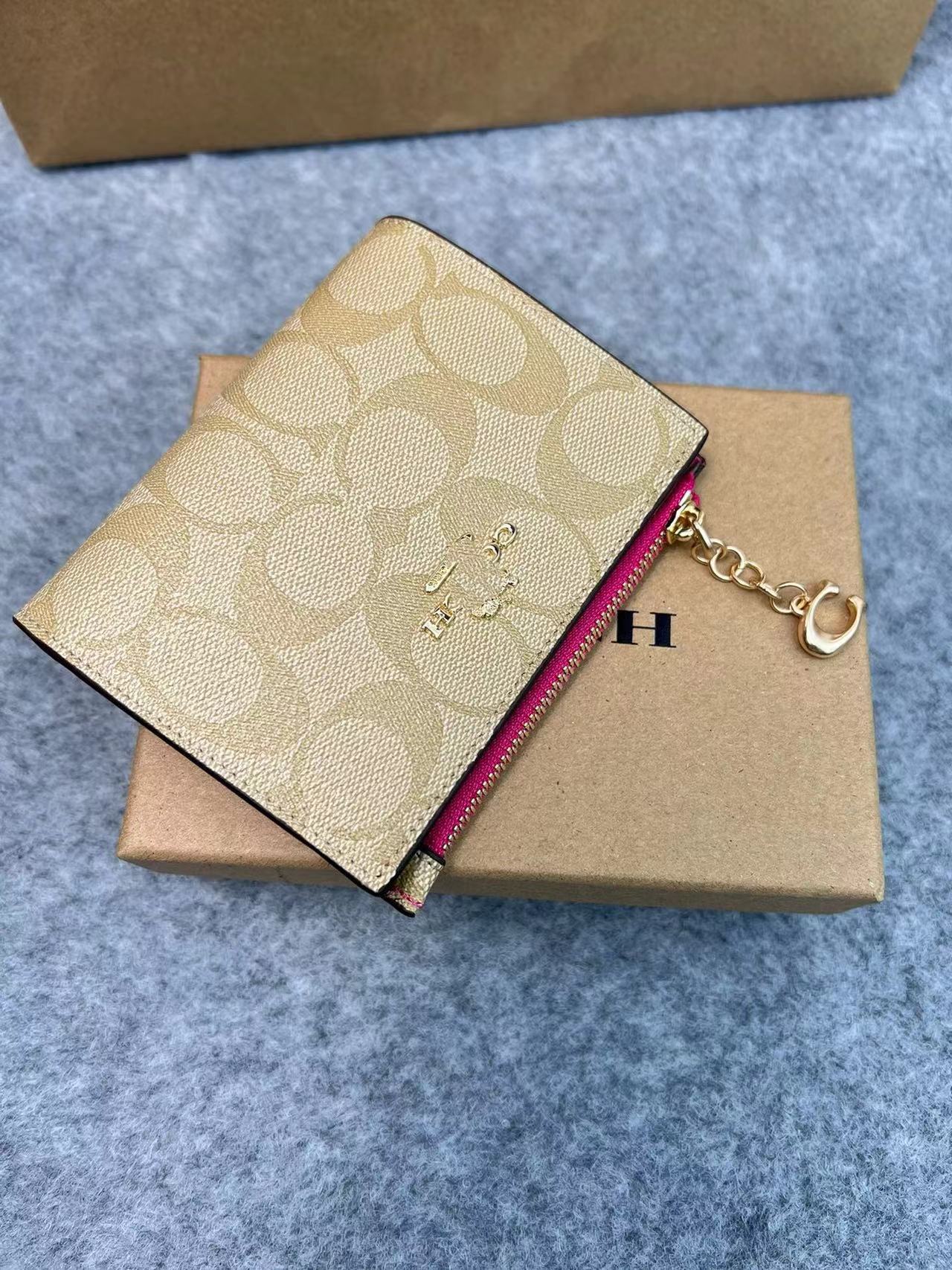 C家两折钱包多卡位PVC印花拉链钱包真皮手拿证件包多款可选详情10