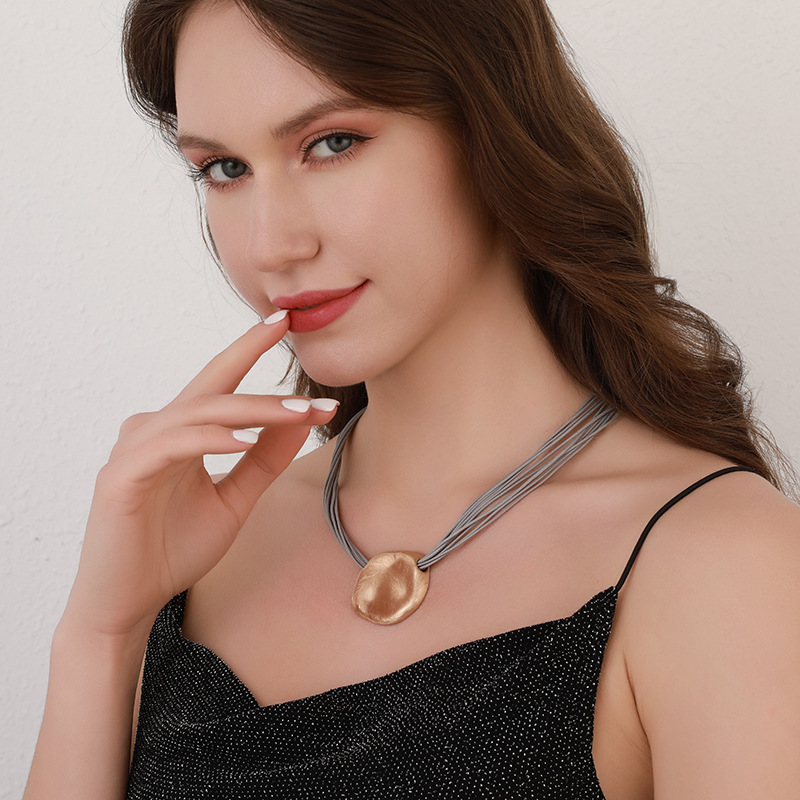 亚马逊跨境专供女士新款短项链圆形吊坠不规则皮绳拉丝设计锁骨链详情7