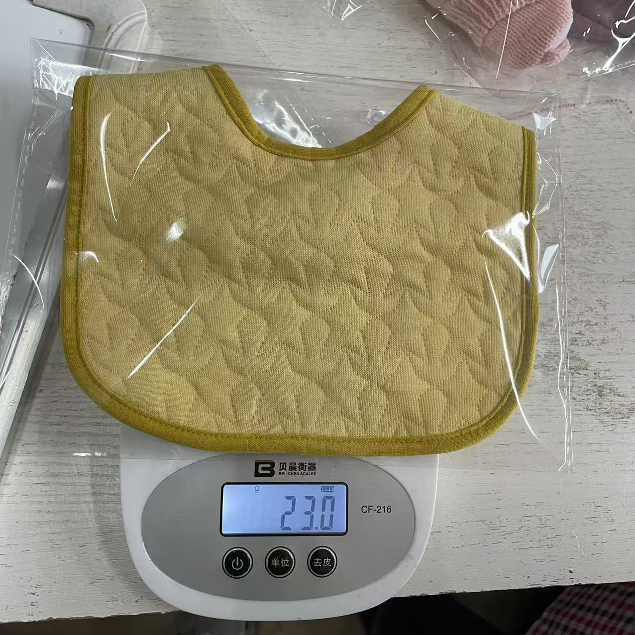 秋冬新款婴儿夹棉U型口水巾儿童吃饭围兜加厚防水儿童围嘴现货详情8