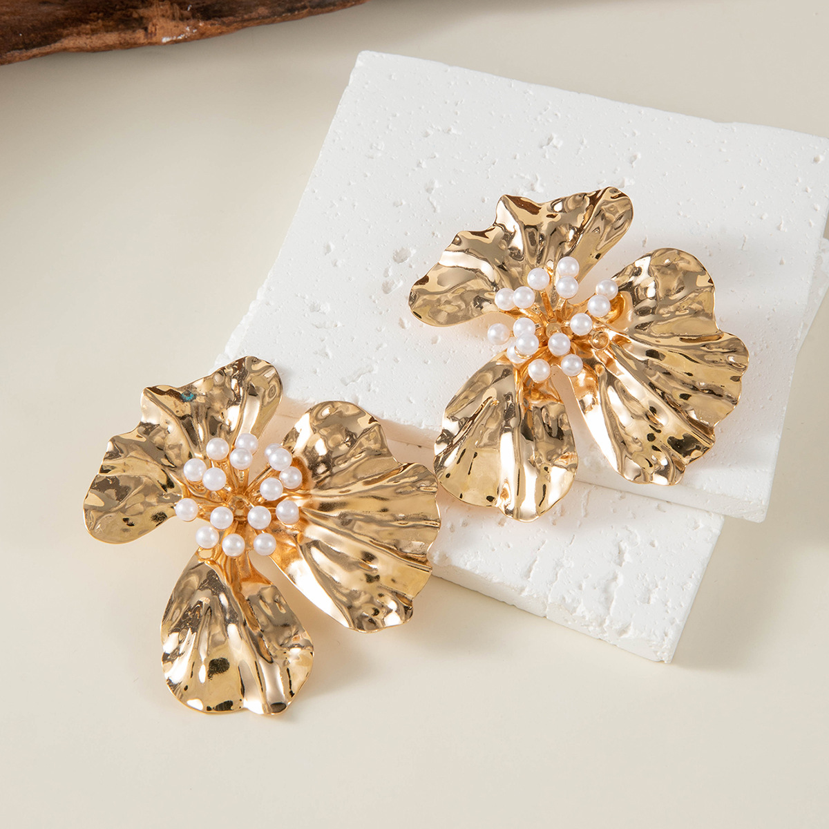 欧美跨境时尚几何设计感褶皱花朵耳环 小众镶珍珠高级感耳环耳饰详情14