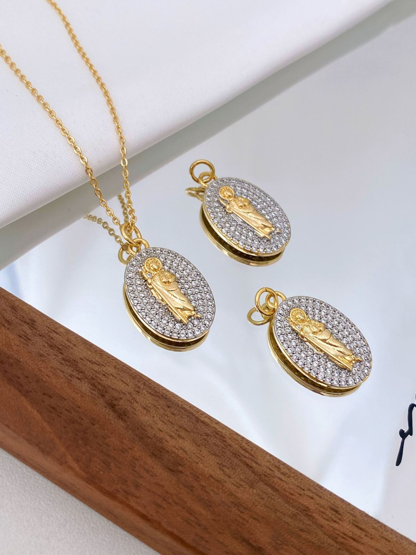 European and American fashion high-end oval brand Virgin Mary inlaid zircon two-color pendant collarbone necklace accessory pic 8