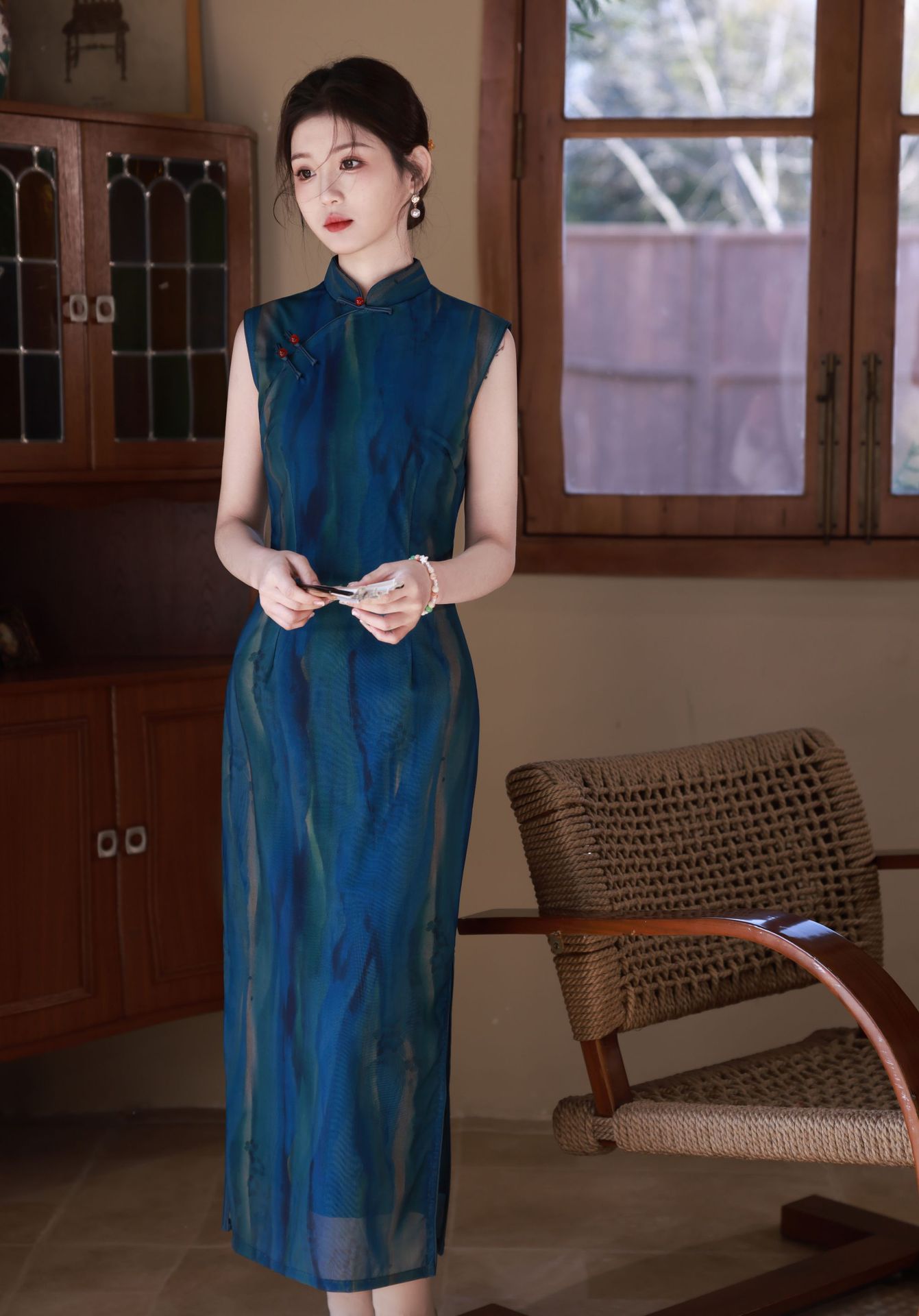 The Spring/Summer 2025 cheongsam is a long stretch mesh cheongsam that is slimming and form-fitting. It is a retro Hong Kong-style sleeveless cheongsam with a national trend pic 8