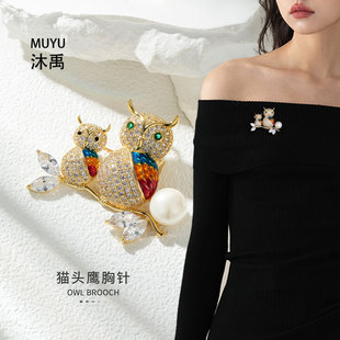 The light luxury, dynamic and high-end owl brooch is made of copper alloy, set with zircon and electroplated with real gold, making it a versatile commuter brooch pic 1