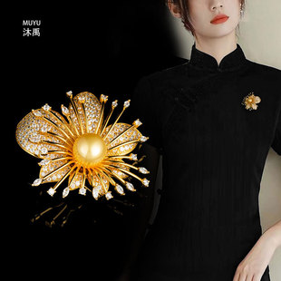 The elegant gift is a fine selection of light luxury, slightly studded with zirconium flower grey pearl brooch, a high-end and versatile clothing accessory, a pin and a brooch flower pic 4