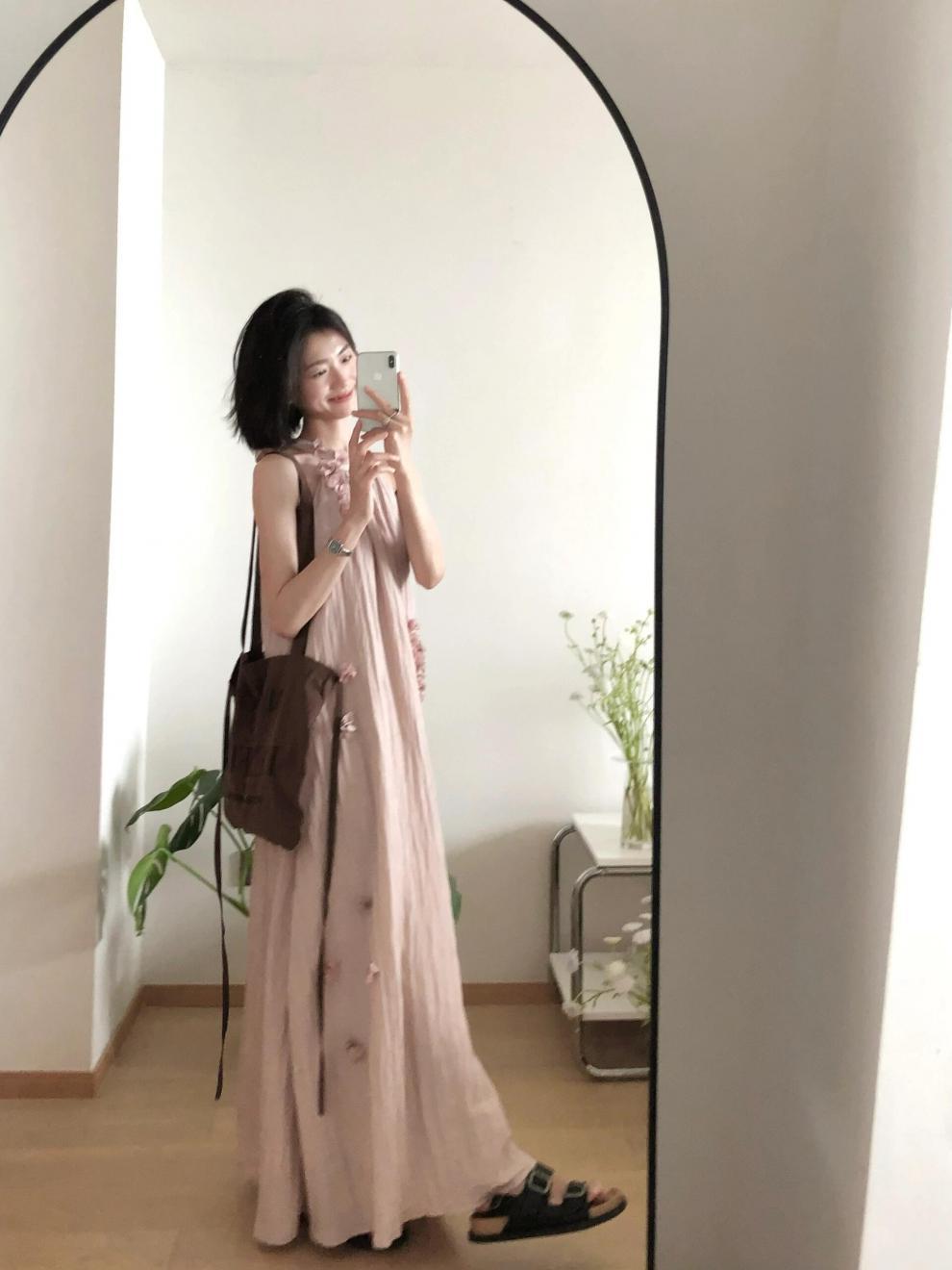 设计感褶皱花朵挂脖吊带连衣裙慵懒风氛围感超仙大摆度假沙滩长裙详情6