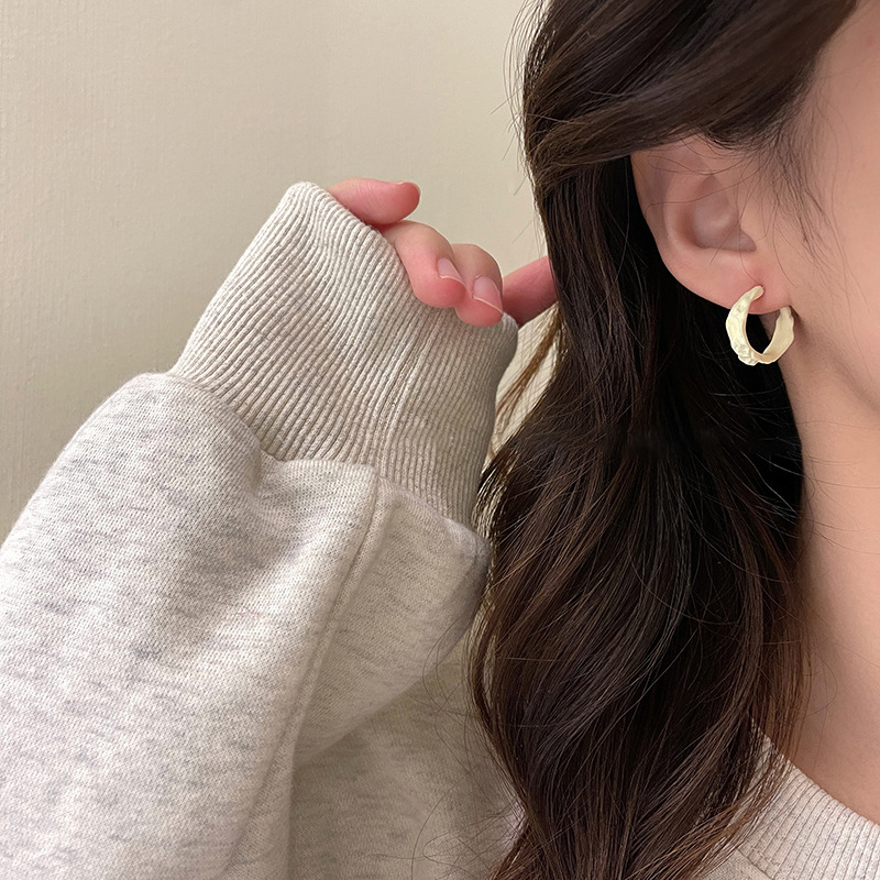 Klein Blue C-shaped irregular ear rings for women, simple and niche design sense earrings, trendy and versatile earrings pic 8