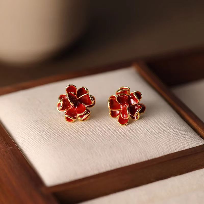 Unique wine-red flower stud earrings for women 2024 new stylish autumn and winter French niche design earrings pic 4