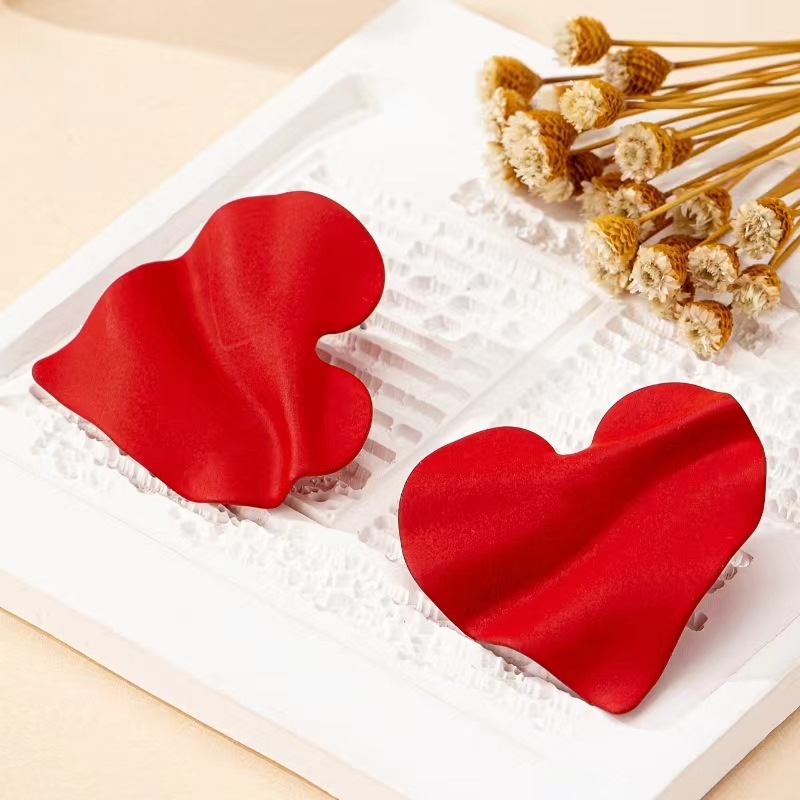 Simple and versatile, pleated texture heart-shaped earrings, INS style, high-end, matte red large heart-shaped stud earrings for women pic 2